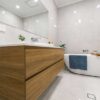 کابینت روشویی کاما، کابینت چوبی کنار وان سفید