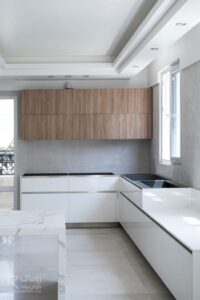کابینت آشپزخانه مدرن دو رنگ هایگلس سفید و روکش طرح چوب