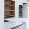 کابینت آشپزخانه گرین لند، کابینت سفید براق با قفسه‌های باز چوبی