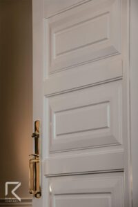 درب لوکس ورودی سفید با دستگیره طلایی