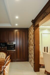 آشپزخانه بزرگ لاکچری با کابینت چوبی تاج دار