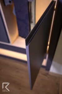 درب کمد دیواری مدرن بدون دستگیره طوسی رنگ با بدنه گردویی روشن