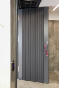 درب لابی طوسی شیاردار مدرن ساده