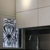 کابینت آشپزخانه هایلند، کابینت بالا سفید کنار پنجره مشبک