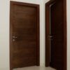 درب اتاق میلان، دو درب قهوه‌ای کنار هم