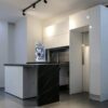 کابینت آشپزخانه هایلند، نمای دور جزیره سفید و مشکی
