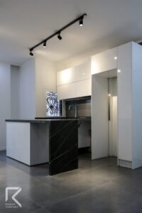 کابینت سفید آشپزخانه کوچک با روکش های گلاس سفید