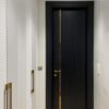 درب اتاق بارسلون، درب مشکی در انتهای راهروی باریک