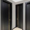 درب‌های داخلی مشکی هماهنگ در راهروی مدرن