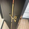 درب اتاق بارسلون، نمای نزدیک دستگیره طلایی روی درب شیاردار