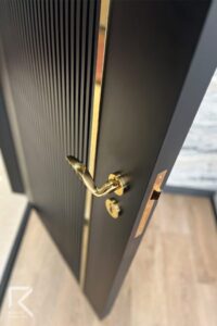 پنل درب شیاردار طوسی با یک نوار طلایی