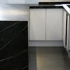 کابینت آشپزخانه هایلند، جزیره سنگی تیره و کابینت سفید