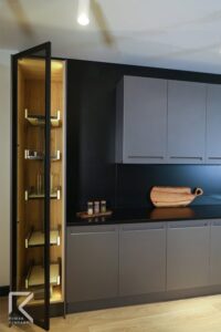 دکوری شیشه ای کابینت آشپزخانه طوسی