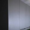 کابینت آشپزخانه میدلند، نمای نزدیک درب‌های قدی طوسی بدون دستگیره