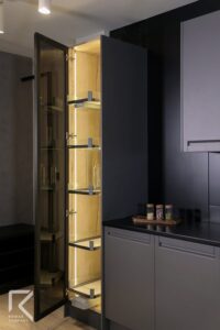 سوپری کابینت با درب شیشه ای