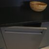 کابینت آشپزخانه میدلند، دستگیره خطی درب پایین طوسی