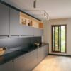 کابینت آشپزخانه میدلند، ردیف کابینت طوسی و قفسه‌های چوبی