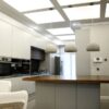کابینت آشپزخانه سان لند، جزیره با صفحه چوبی زیر سقف قاب‌دار
