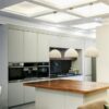 کابینت آشپزخانه سان لند، جزیره چوبی و چراغ‌های آویز