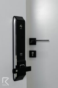 دستگیره درب ورودی سفید مدرن