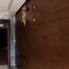 دیوارپوش چوبی ورسای، دیوارپوش و چراغ از زاویه راهرو
