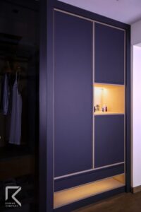 نورپردازی کمد دیواری مدرن طوسی رنگ با ترکیب پلای وود گردویی روشن