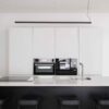 کابینت آشپزخانه نیکلند، نمای روبه‌رو کابینت سفید و جزیره مشکی