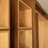تی وی وال لئون، قفسه‌های چوبی کتابخانه از نزدیک