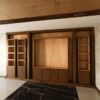 تی وی وال لئون، قفسه و کتابخانه چوبی روشن کنار پنل