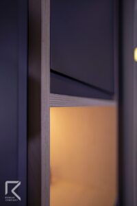 کمد تمام پلای وود مدرن طوسی گردویی با نورپردازی داخلی