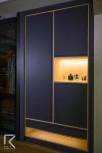 کمد مدرن طوسی بدون دستگیره با نورپردازی داخلی