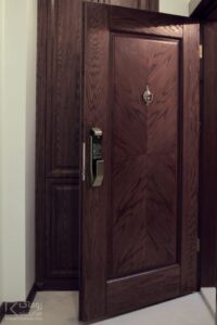 درب ورودی چوبی کلاسیک روکش جناقی فندقی