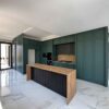 کابینت آشپزخانه ریچلند، نمای عریض آشپزخانه سبز با جزیره