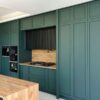 کابینت آشپزخانه ریچلند، نمای کلی کابینت سبز تیره و جزیره چوبی