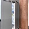 کابینت آشپزخانه راک لند، کابینت قدی طوسی با یخچال توکار باز