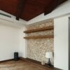 دکور چوبی دیواری، طاقچه چوبی روی دیوار سنگی در سالن