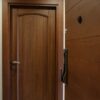 درب اتاق مونترال، درب قهوه‌ای کنار درب ورودی