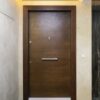 درب ضد سرقت سیشل، درب قهوه‌ای مینیمال با دستگیره افقی