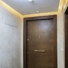 درب ضد سرقت سیشل، درب قهوه‌ای زیر نور سقفی