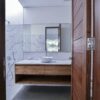 کابینت روشویی سن، کابینت روشویی از لای درب چوبی
