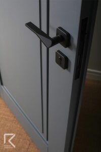 دستگیره مشکی درب چوبی ساده طوسی