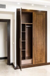 داخل کمد چوبی ساده