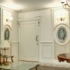 درب اتاق بوردو، درب کرم در سالن کلاسیک با میز