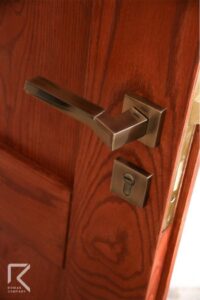 درب کلاسیک آجری رنگ