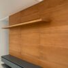 تی وی وال پرستیژ، پنل چوبی با طاقچه و میز طوسی