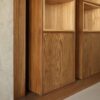 تی وی وال لئون، کتابخانه چوبی و درب پایین