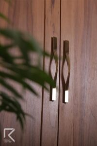 درب قاب تونیک کمد دیواری روکش گردوی با دستگیره طلایی نئوکلاسیک