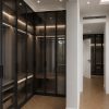 کمد دیواری جاکارتا، نمای کلی کمد قدی شیشه‌ای تیره با نور داخلی