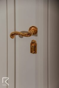 دستگیره درب سفید چوبی