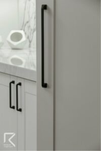 کابینت تک قاب سفید با دستگیره مشکی نئوکلاسیک